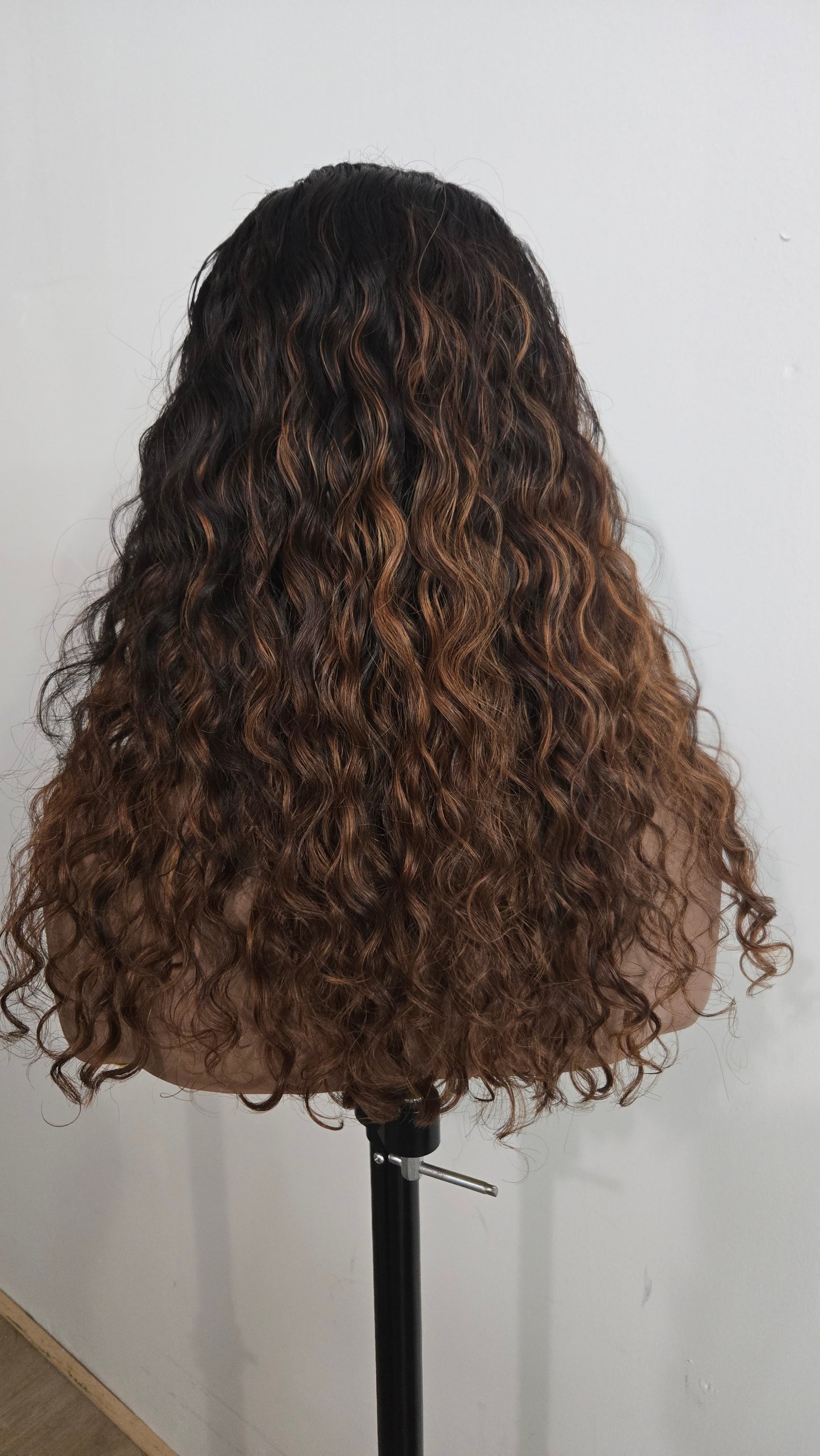 16" Wet and Wavy highlight brown